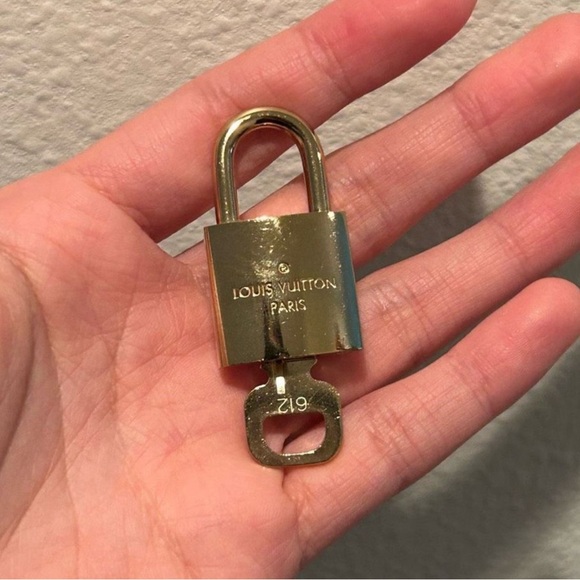 RARE #612 LV lock and key gold brass - Picture 11 of 11